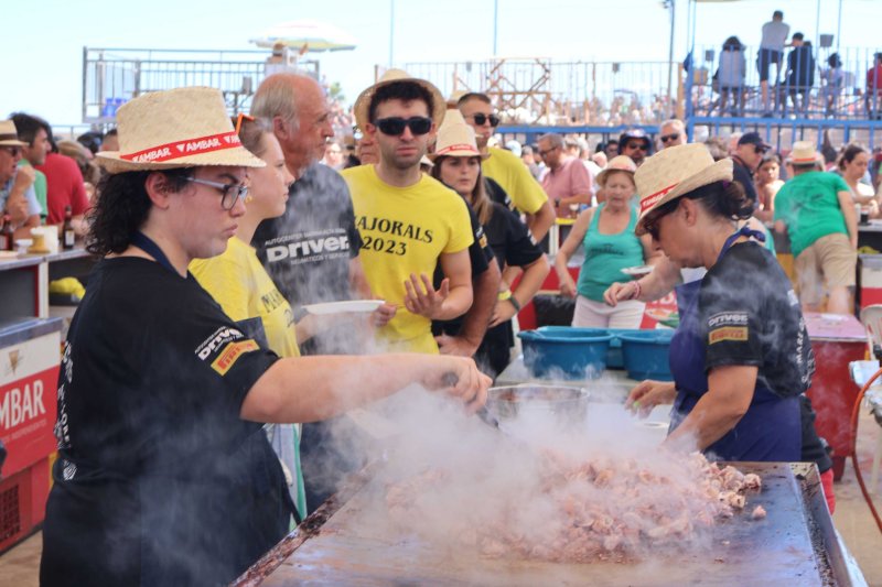 GALERIA DE FOTOS de l'estrene del BARET de les festes de DUANES: gran ambient, “botellins” a caixes i, a més… bous a la mar GALERIA DE FOTOS de l'estrene del BARET de les festes de DUANES: gran ambient, “botellins” a caixes i, a més… bous a la mar